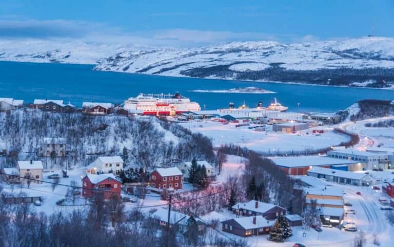 Fiordi, Lofoten in Libertà e Capo Nord in Navigazione - Kirkens